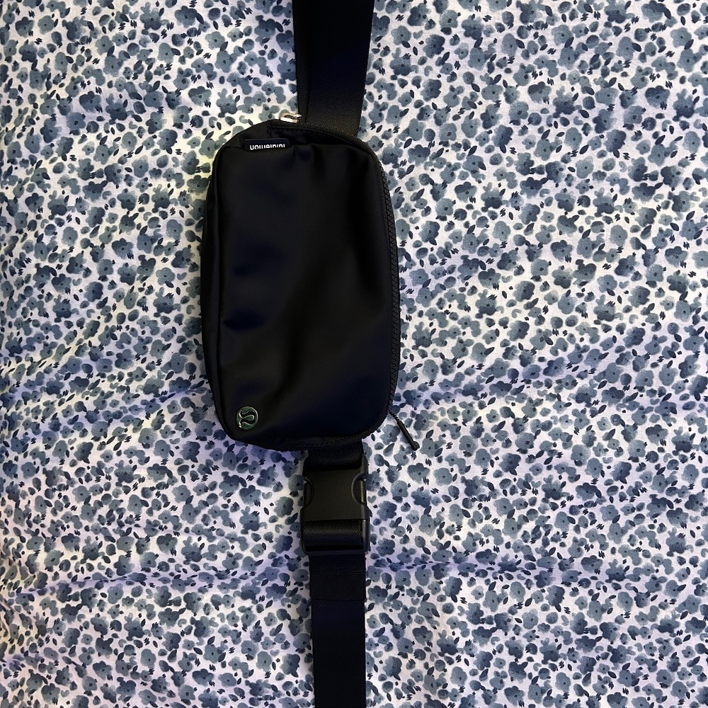 Lululemon black belt bag